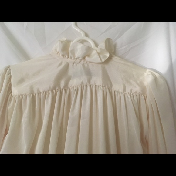 Beautiful VINTAGE Comfy Creamy-White Nightgown - Picture 5 of 8